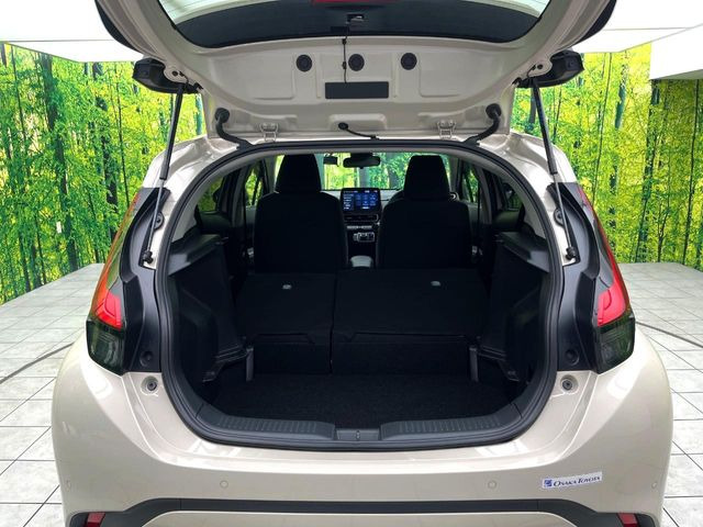 ���i�̂���������ʋ΁A���}���ɏ\���ȉ׎��X�y�[�X���m�ۂ��Ă���܂��B�Z�J���h�V�[�g��|���ƁA�傫�ȉו��̐ύڂ��\�ł���