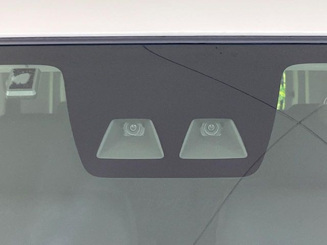 【スマートアシスト】走行中に前方の車両等を認識し、衝突しそうな時は警報とブレーキで衝突回避と被害軽減をアシスト。より安全にドライブをお楽しみいただけます。