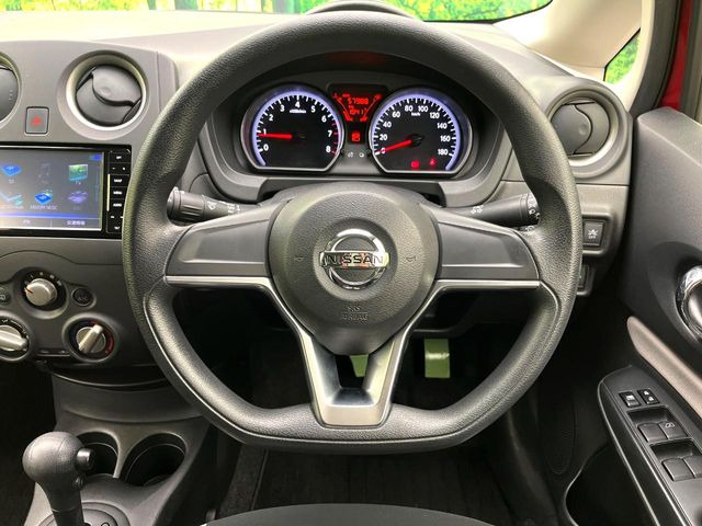 インテリアに合わせたデザインのステアリングは、運転される方のことも考え、運転しやすい形状、大きさです。是非一度、実際に触ってお確かめください。