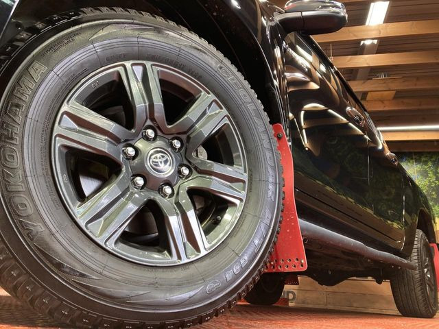 【純正17インチアルミホイール】外観にマッチした純正アルミホイールを装着しております。各種社外アルミホイールや、スタッドレスタイヤも取扱いしております。是非ご相談ください♪