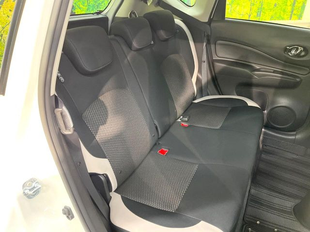 後部座席も気になるようなキズ・汚れやへたり等、大きなダメージはなく、良好な状態です。