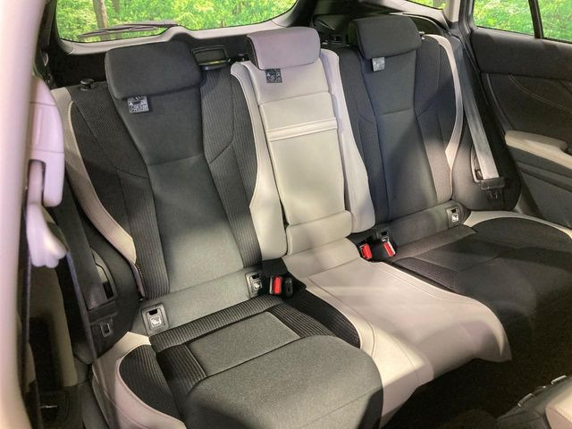 後部座席も気になるようなキズ・汚れやへたり等、大きなダメージはなく、良好な状態です。