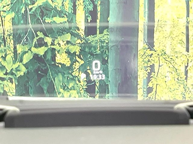 �y�w�b�h�A�b�v�f�B�X�v���C�z���݂̑��x�⑖�s�����f�W�^���\���ŉ^�]�ȑO���̃K���X�ɓ��e!�^�]���A�ڐ������炳���K�v�ȏ����m�F�ł���̂łƂ��Ă��֗��ň��S!