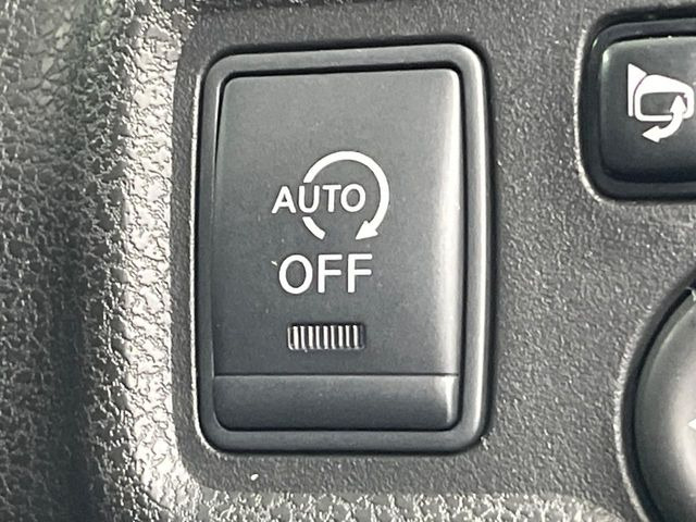 【アイドリングストップ】赤信号や渋滞で停車した際にエンジンを停止し、無駄な燃料の消費を抑えます。燃費向上や環境保護につなげる機能♪エンジンはブレーキを離せば再始動します。