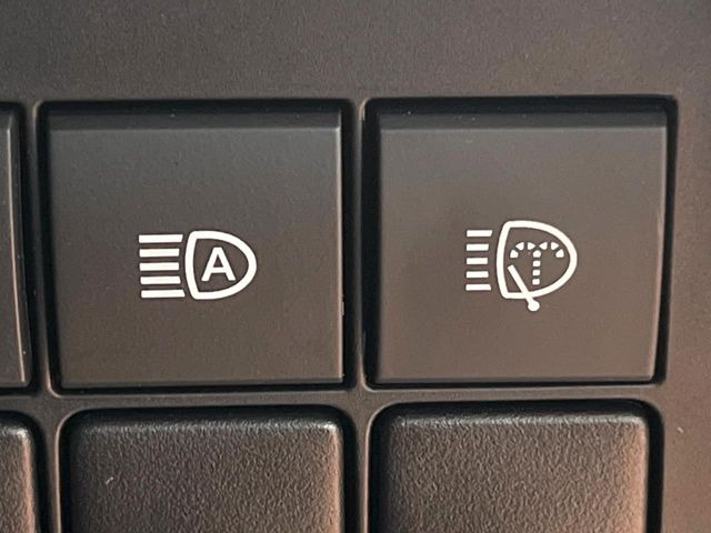 【オートマチックハイビーム】夜間の安全走行に役立つ便利な機能!先行車や対向車を検知し、ハイビームとロービームを自動で切り替えてくれます♪