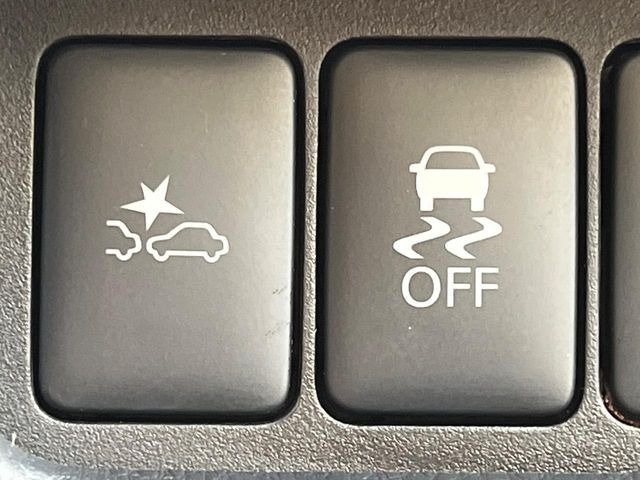 �y�C���e���W�F���g�G�}�[�W�F���V�[�u���[�L�z�t�����g�J�����őO���̎ԗ�����s�҂����m�B�Փ˂������Ȏ��͏Փ˔�Q�y���u���[�L���쓮�A�Փˉ�����T�|�[�g�B�����S�Ƀh���C�u�����y���݂��������܂��B