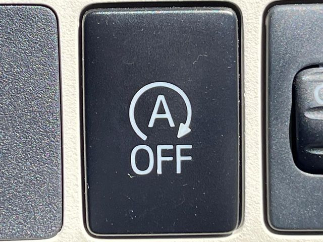 【アイドリングストップ】赤信号や渋滞で停車した際にエンジンを停止し、無駄な燃料の消費を抑えます。燃費向上や環境保護につなげる機能♪エンジンはブレーキを離せば再始動します。