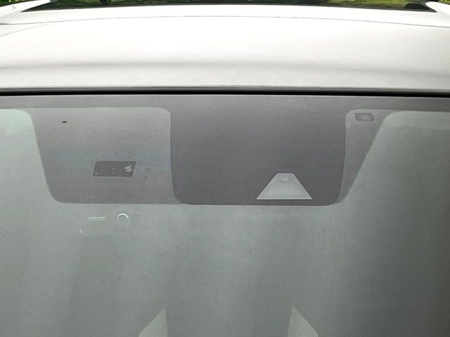 【エマージェンシーブレーキ】走行中に前方の車両等を認識し、衝突しそうな時は警報とブレーキで衝突回避と被害軽減をアシスト。より安全にドライブをお楽しみいただけます。