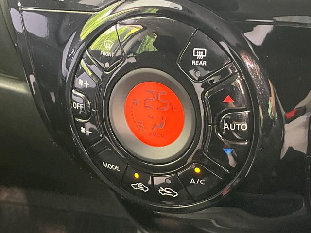 【オートエアコン】一度お好みの温度に設定すれば、車内の温度を検知し風量や温度を自動で調整。暑い&hellip;寒い&hellip;と何度もスイッチ操作をする必要はありません。快適な車内空間には必須の機能ですね♪