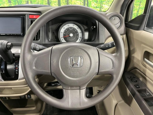 �C���e���A�ɍ��킹���f�U�C���̃X�e�A�����O�́A�^�]�������̂��Ƃ��l���A�^�]���₷���`��A�傫���ł��B�����x�A���ۂɐG���Ă��m���߂��������B