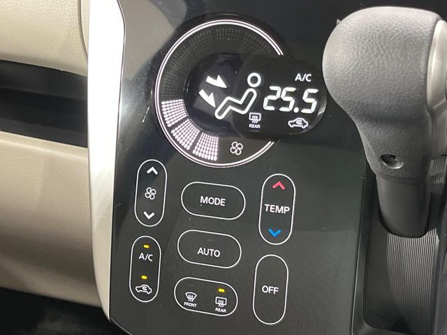 【オートエアコン】一度お好みの温度に設定すれば、車内の温度を検知し風量や温度を自動で調整。暑い&hellip;寒い&hellip;と何度もスイッチ操作をする必要はありません。快適な車内空間には必須の機能ですね♪