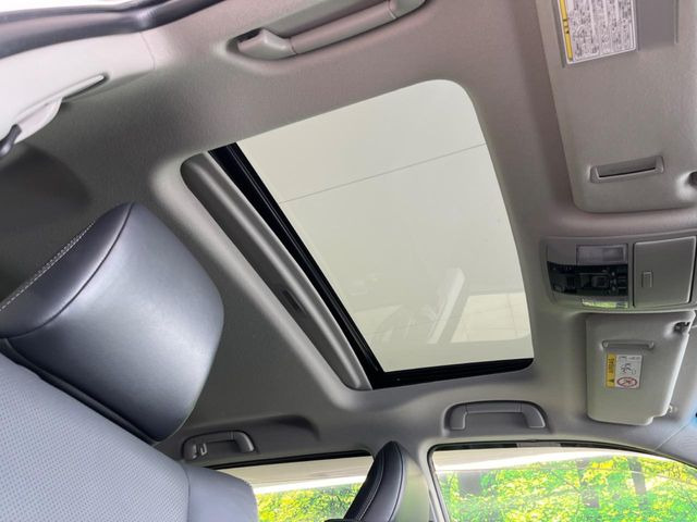 【サンルーフ】開放感たっぷりの希少装備、サンルーフが装着されています!車内に明かりを取り入れたり景色を楽しむ以外にも、車内の空気も簡単に換気できて快適です!