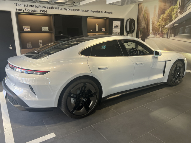 タイカンターボ 4+1シート 4WD