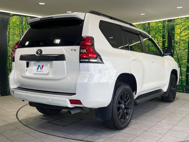 高透明度のガラス皮膜で撥水はもちろん、上質なツヤ・光沢を実現。紫外線や酸性雨から大切な愛車を保護し、色あせ・劣化を防止。「弾スプラッシュコート」、「弾プリミッサコート」からお選びいただけます。