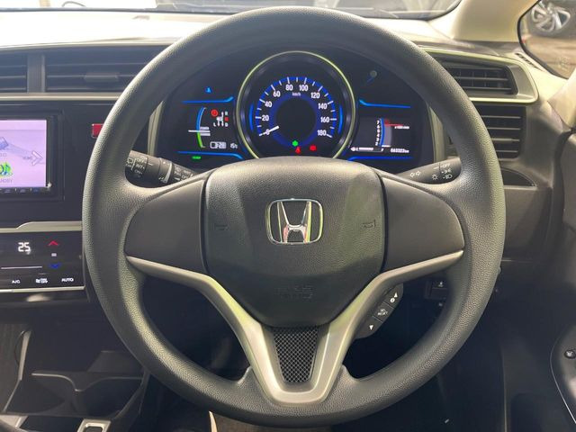 �C���e���A�ɍ��킹���f�U�C���̃X�e�A�����O�́A�^�]�������̂��Ƃ��l���A�^�]���₷���`��A�傫���ł��B�����x�A���ۂɐG���Ă��m���߂��������B