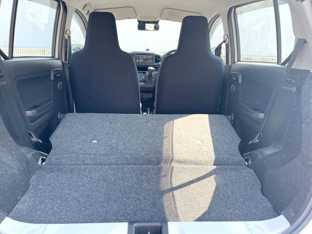 ���i�̂���������ʋ΁A���}���ɏ\���ȉ׎��X�y�[�X���m�ۂ��Ă���܂��B�Z�J���h�V�[�g��|���ƁA�傫�ȉו��̐ύڂ��\�ł���