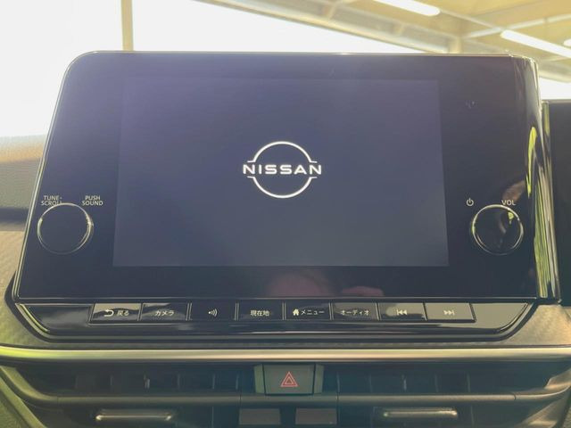 【純正ナビ】人気の純正ナビを装備しております。ナビの使いやすさはもちろん、オーディオ機能も充実!キャンプや旅行はもちろん、通勤や買い物など普段のドライブも楽しくなるはず♪