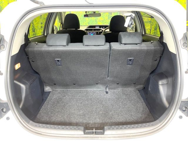 ���i�̂���������ʋ΁A���}���ɏ\���ȉ׎��X�y�[�X���m�ۂ��Ă���܂��B�Z�J���h�V�[�g��|���ƁA�傫�ȉו��̐ύڂ��\�ł���