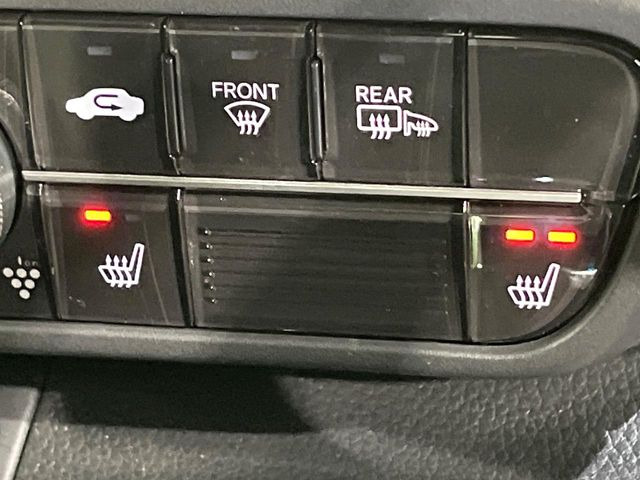 【シートヒーター】寒い日に重宝するシートヒーター!エアコンより早く温まってくれるので寒がりの人も安心ですね♪エアコンの温風は乾燥するから苦手、という方にもをおすすめです。