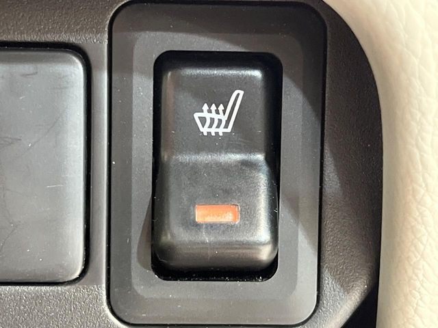 【シートヒーター】寒い日に重宝するシートヒーター!エアコンより早く温まってくれるので寒がりの人も安心ですね♪エアコンの温風は乾燥するから苦手、という方にもをおすすめです。