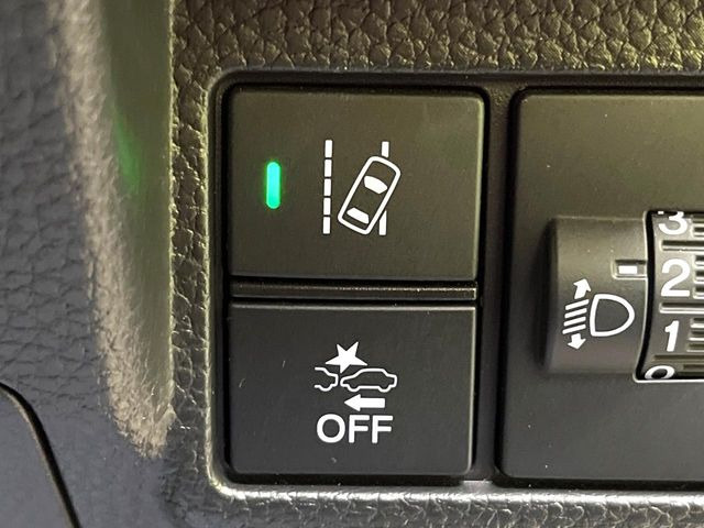 �y�z���_�Z���V���O�z���s���ɑO���̎ԗ�����F�����A�Փ˂������Ȏ��͌x��ƃu���[�L�ŏՓˉ���Ɣ�Q�y�����A�V�X�g�B�����S�Ƀh���C�u�����y���݂��������܂��B