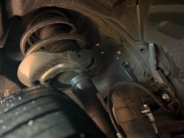 お車を安心してお乗りいただく為には、足回りの定期点検が欠かせません。サービスサポート(有償保証)では無料点検もご提供しており、安心のカーライフをお過ごしいただけるサポート体制が整っています。