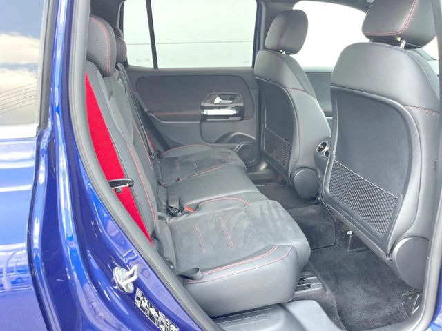 ●後部座席も気になるようなキズ・汚れやへたり等、大きなダメージはなく、良好な状態です。