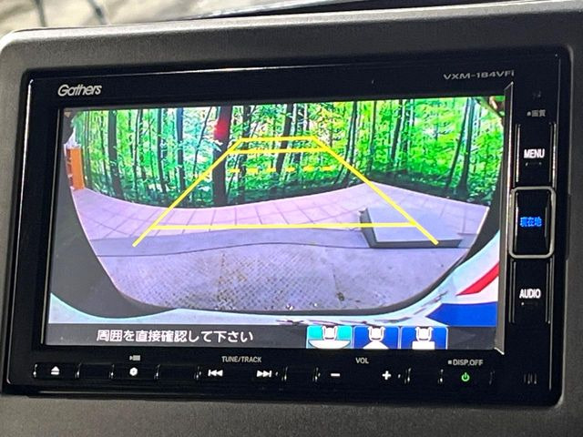 【バックカメラ】駐車時に後方がリアルタイム映像で確認できます。大型商業施設や立体駐車場での駐車時や、夜間のバック時に大活躍!運転スキルに関わらず、今や必須となった装備のひとつです!