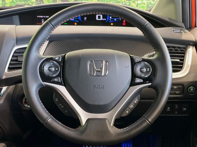 【純正革巻きステアリング】上質な革を使用することで、手にしっかり馴染みとても運転しやすいハンドルです♪