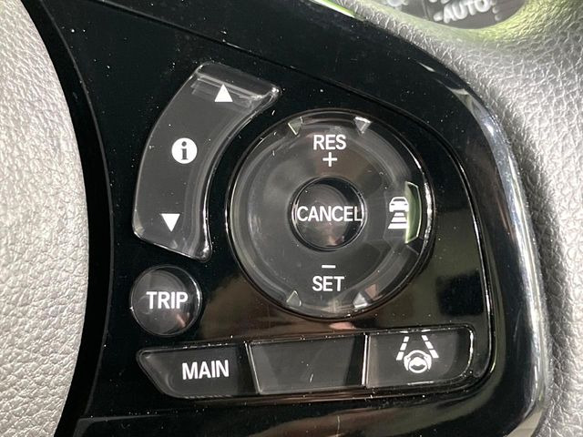 【アダプティブクルーズコントロール】高速道路での長距離走行が楽に!!自動で速度を保つクルーズコントロールが、衝突軽減システムと連携し、前方の車両を感知して車間を保つように速度調節してくれます!!