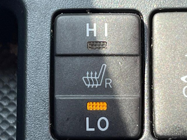 【シートヒーター】寒い日に重宝するシートヒーター!エアコンより早く温まってくれるので寒がりの人も安心ですね♪エアコンの温風は乾燥するから苦手、という方にもをおすすめです。