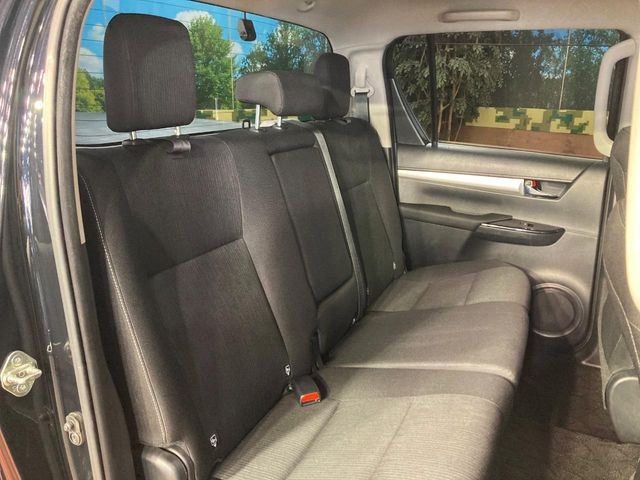 後部座席も気になるようなキズ・汚れやへたり等、大きなダメージはなく、良好な状態です。