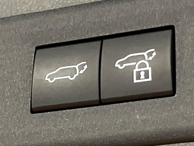 【パワーバックドア】スマートキーや運転席のボタンを押すだけでリアゲートが自動で開閉します!荷物を持っている時や、高い位置にあるバックドアを閉める際に便利な機能です♪