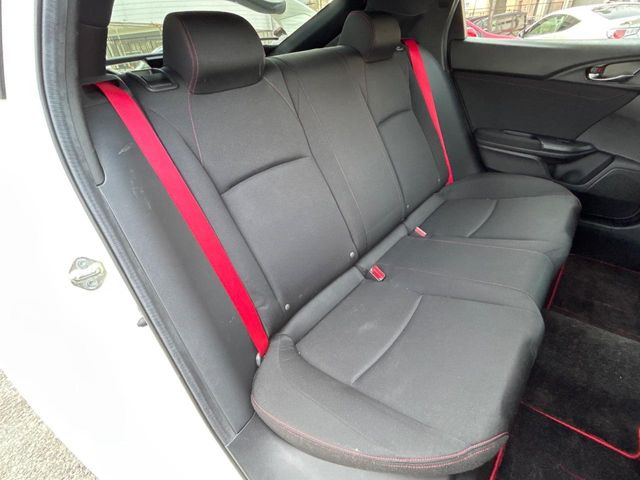 後部座席も気になるようなキズ・汚れやへたり等、大きなダメージはなく、良好な状態です。