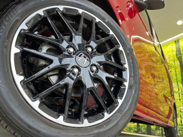 【純正15インチアルミホイール】外観にマッチした純正アルミホイールを装着しております。各種社外アルミホイールや、スタッドレスタイヤも取扱いしております。是非ご相談ください♪