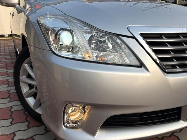 【HIDヘッドライト】非常に明るく前方を照らしてくれるので、悪天候や夜間の走行時も視界良好で安心してお乗りいただけます。