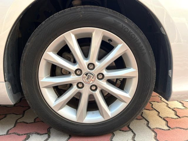 【純正オプション○○インチアルミホイール】純正オプションホイールを装着。走行性能の向上に加え、外観もよりスタイリッシュになっています。