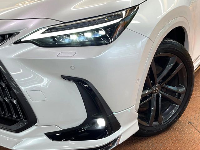 【三眼LEDヘッドライト】スタイリッシュな見た目の三眼LEDヘッドライトを装備♪スタイルだけでなく、夜間の走行も視界良好で安心してお乗りいただけます。