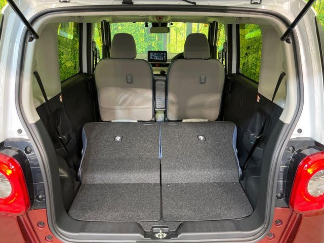 ラゲッジルームは、大容量のスペースを確保。普段のお買い物からレジャーまで、幅広く活躍してくれます!また、リアシートを倒すことでバリエーション豊かにお使いいただけます。