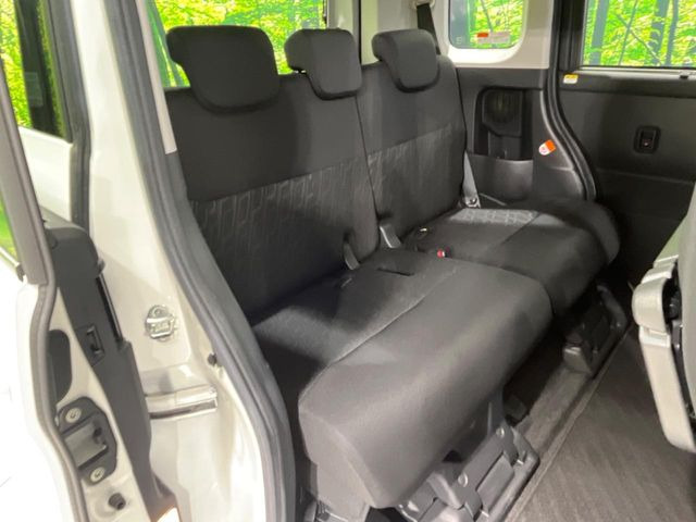 後部座席も気になるようなキズ・汚れやへたり等、大きなダメージはなく、良好な状態です。