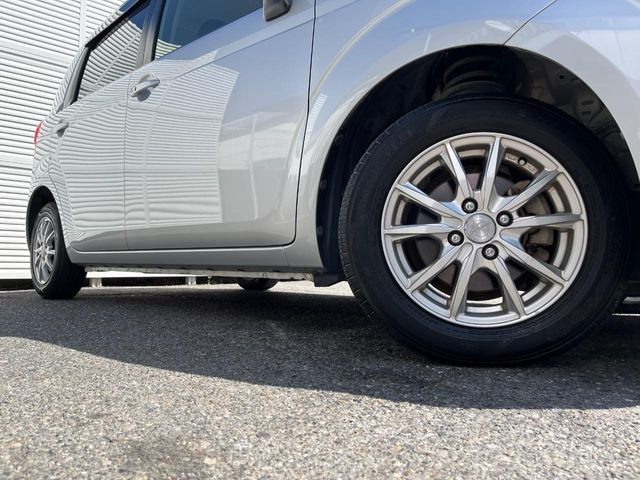 【15インチアルミホイール】外観にマッチしたアルミホイールを装着しております。各種アルミホイールや、スタッドレスタイヤも取扱いしております。是非ご相談ください♪