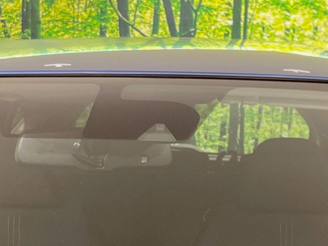 【エマージェンシーブレーキ】走行中に前方の車両等を認識し、衝突しそうな時は警報とブレーキで衝突回避と被害軽減をアシスト。より安全にドライブをお楽しみいただけます。