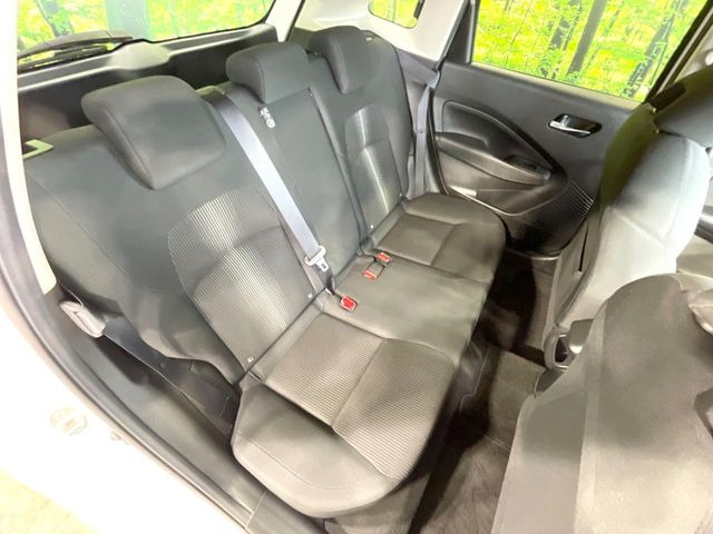 後部座席も気になるようなキズ・汚れやへたり等、大きなダメージはなく、良好な状態です。