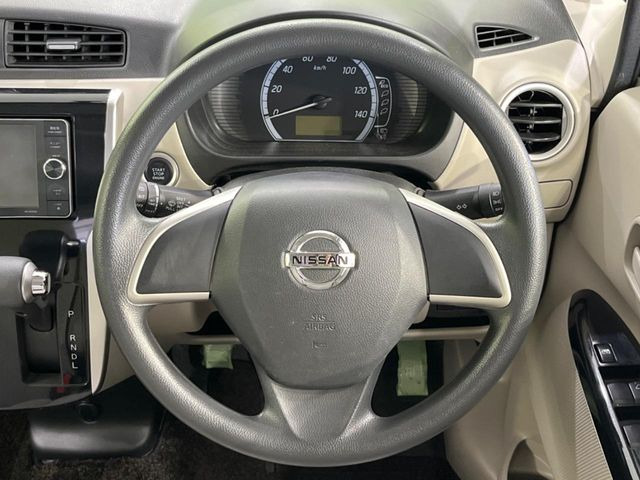 �C���e���A�ɍ��킹���f�U�C���̃X�e�A�����O�́A�^�]�������̂��Ƃ��l���A�^�]���₷���`��A�傫���ł��B�����x�A���ۂɐG���Ă��m���߂��������B