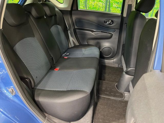 広々とした2列目シートは居住性が高く、居心地も快適!友達や家族とのお出かけにぴったりです。ベビーシートやチャイルドシート使用時も快適にお過ごしいただける十分な空間を確保しています。