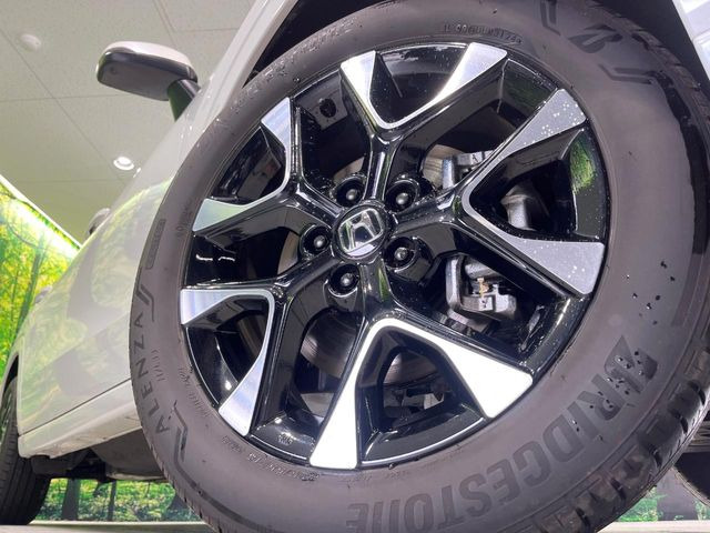 【純正18インチアルミホイール】外観にマッチした純正アルミホイールを装着しております。各種社外アルミホイールや、スタッドレスタイヤも取扱いしております。是非ご相談ください♪