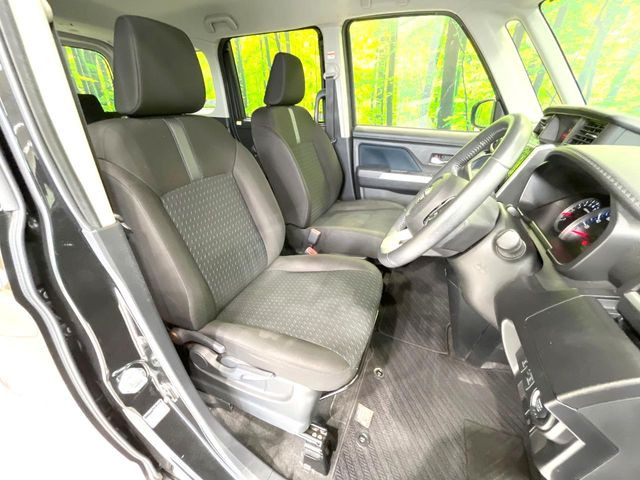 運転席シート廻りは使用感も少なく、良好な状態となっています。丁寧に使われていたことがよくわかりますね。