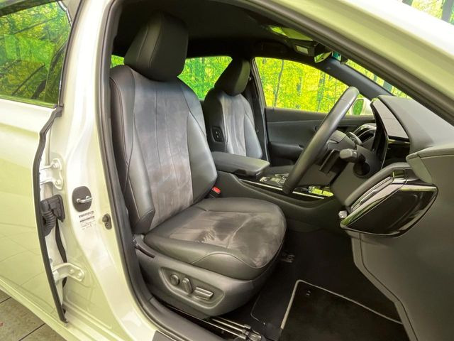 【ハーフレザーシート】高級感と座り心地を両立した人気のシート♪背面・座面のファブリック素材は、通気性の良さや滑りにくさに優れています。気温や服装に左右されず快適にお乗りいただけます。