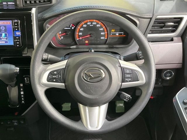 インテリアに合わせたデザインのステアリングは、運転される方のことも考え、運転しやすい形状、大きさです。是非一度、実際に触ってお確かめください。