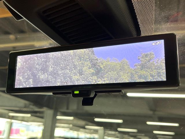 【インテリジェントルームミラー】後席の大きな荷物や同乗者で後方が確認しづらい時でも安心!カメラが撮影した車両後方の映像をルームミラー内に表示。クリアな視界で状況の確認が可能です!